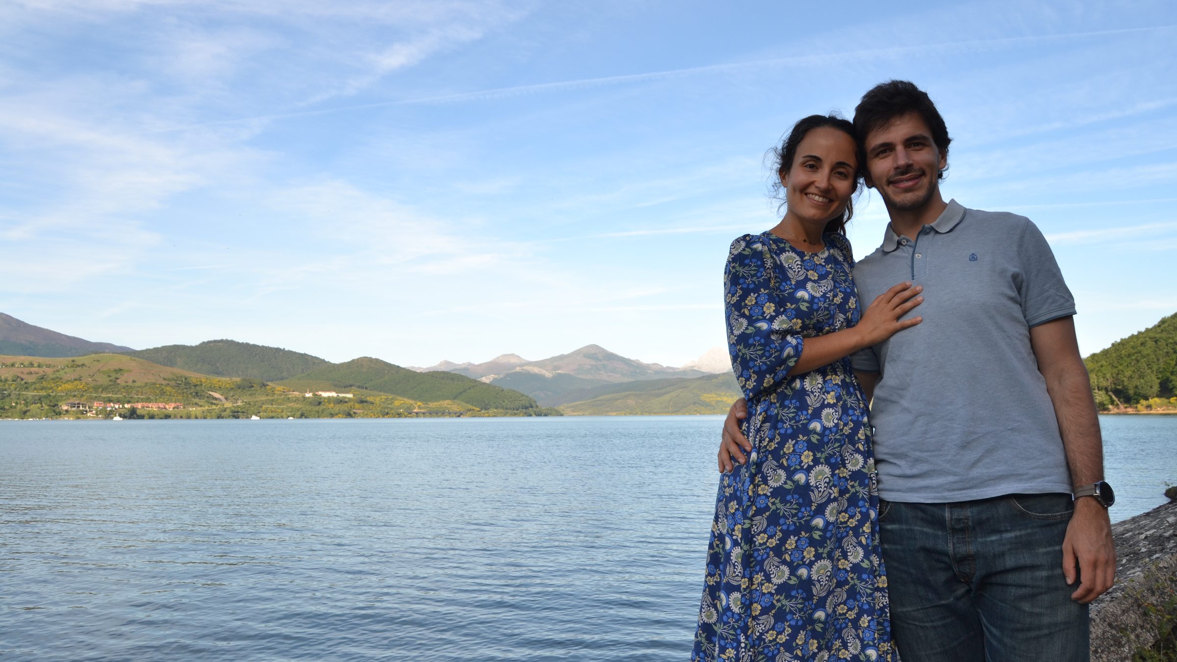 Beatriz e Carlos junto ao lago