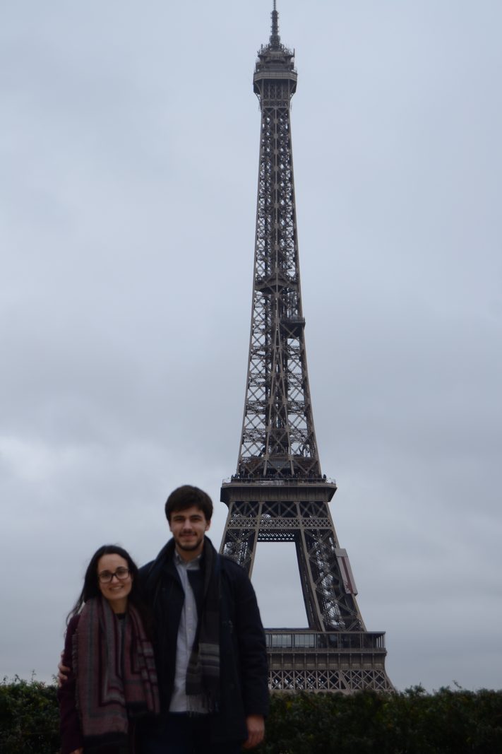 Beatriz e Carlos junto à Torre Eiffel, em 2018