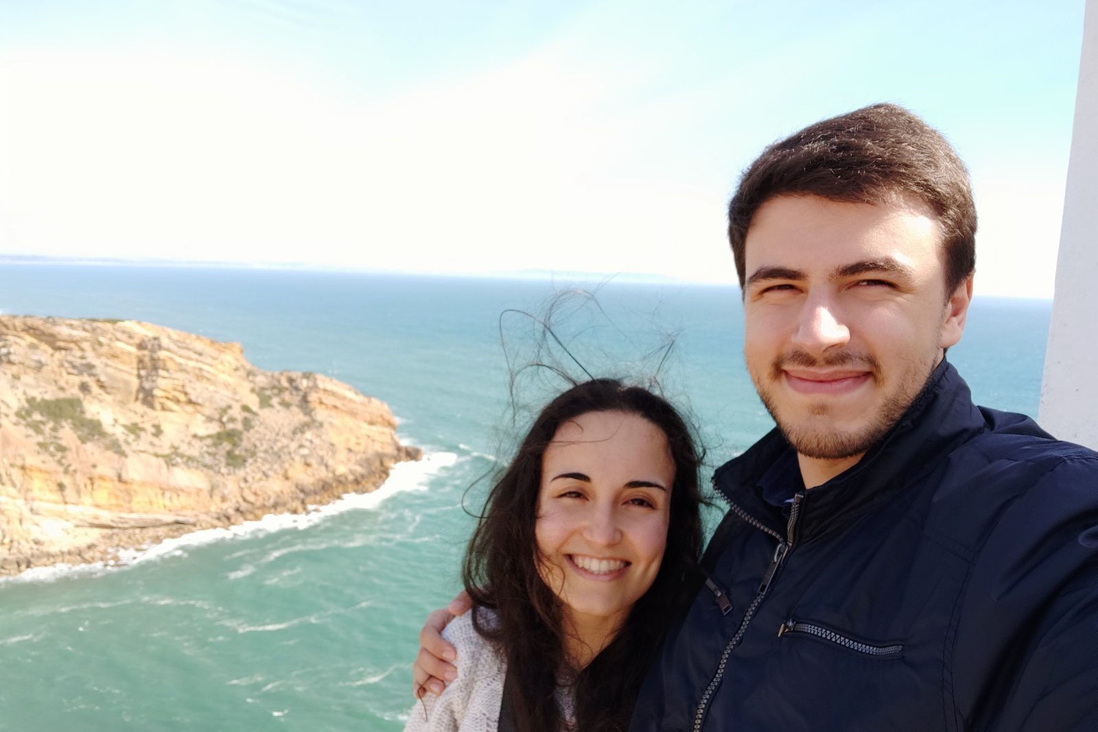 Beatriz e Carlos junto ao mar, em 2019