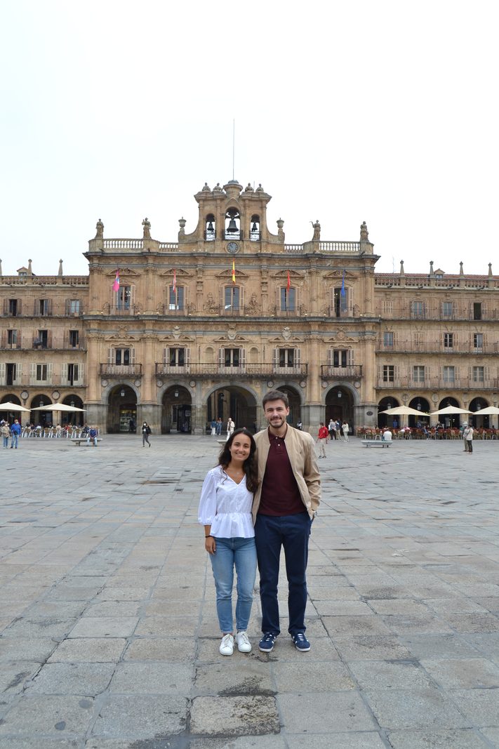 Beatriz e Carlos numa praça, em 2021