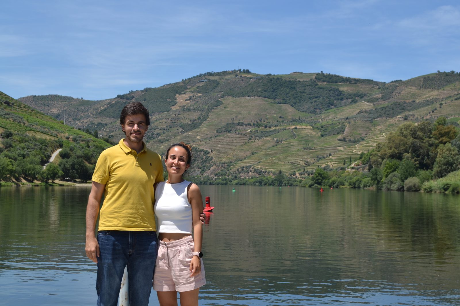 Beatriz e Carlos junto ao rio, em 2026