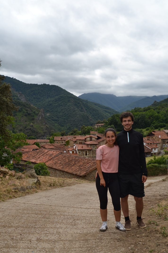 Beatriz e Carlos numa aldeia, em 2026